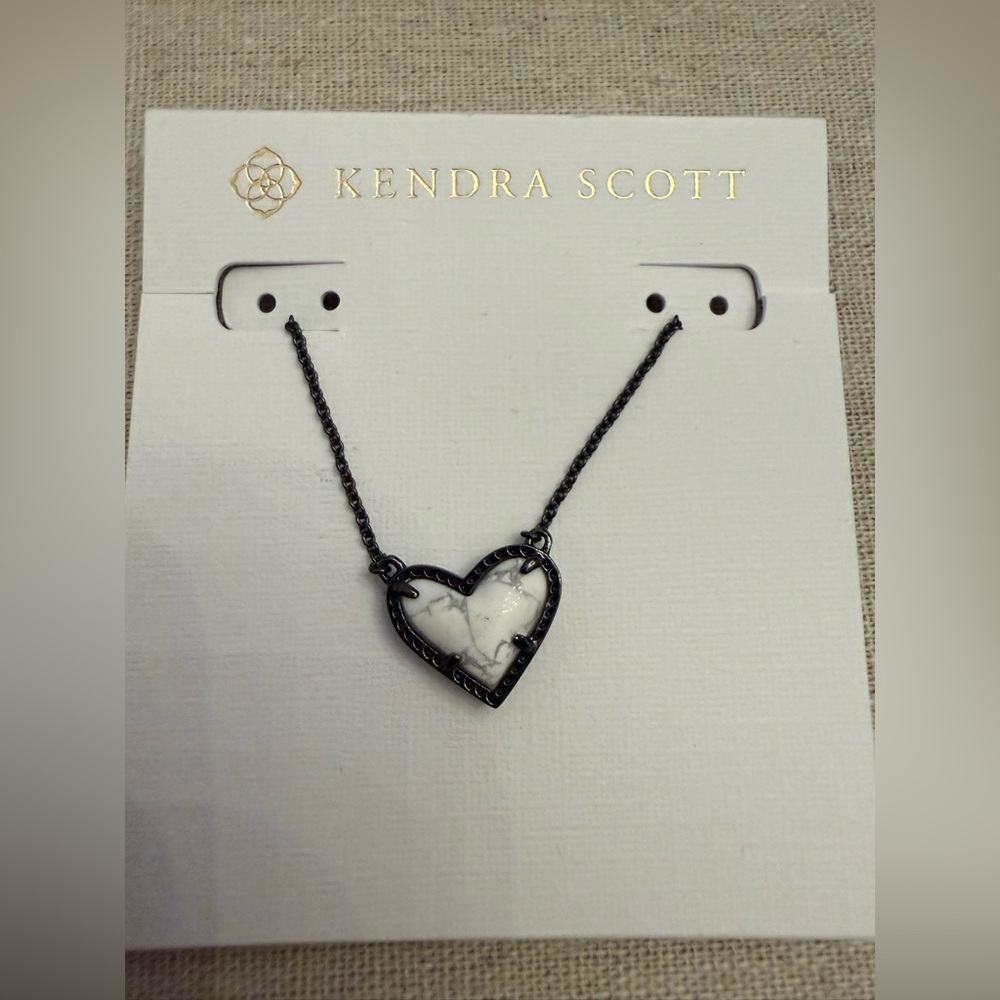 💛KENDRA SCOTT GUNMETAL ARI HEART PENDANT 💛
